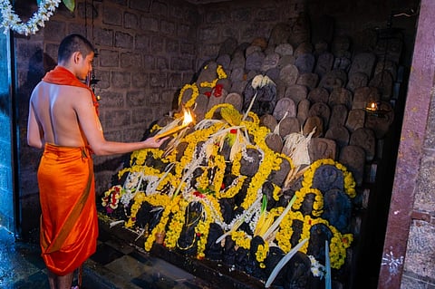  ಅಶ್ವತ್ಥಮರದ ನಾಗ ಸನ್ನಿಧಾನದಲ್ಲಿ ಪರ್ಯಾಯ ಶ್ರೀ ವೇದವರ್ಧನ ತೀರ್ಥ ಸ್ವಾಮೀಜಿ ವಿಶೇಷ ಪೂಜೆ ನೆರವೇರಿಸಿದರು. 