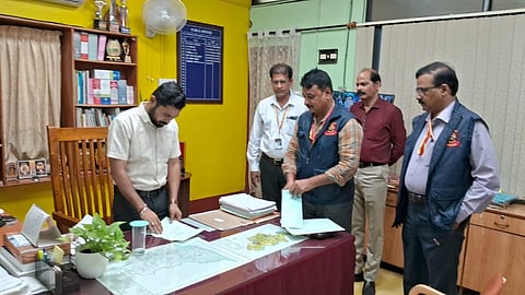 ಲೋಕಾಯುಕ್ತ ಪೊಲೀಸರು ನಗರಸಭೆಯಲ್ಲಿ ದಾಖಲೆಗಳ ತಪಾಸಣೆ ಕೈಗೊಂಡಿದ್ದಾರೆ. 