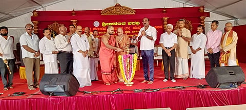 ಸೋದೆ ಶ್ರೀ ವಿಶ್ವವಲ್ಲಭ ತೀರ್ಥ ಸ್ವಾಮೀಜಿ ಹಾಗೂ ಅದಮಾರು ಮಠದ ಶ್ರೀ ಈಶಪ್ರಿಯ ತೀರ್ಥ ಶ್ರೀಪಾದರು ಅಂತರ್​ ಜಿಲ್ಲಾ ಭಜನಾ ಸ್ಪರ್ಧೆ ಉದ್ಘಾಟಿಸಿದರು. 