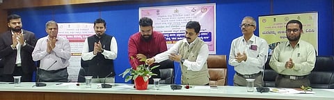 ಜಿಲ್ಲಾ ಕಾನೂನು ಸೇವೆಗಳ ಪ್ರಾಧಿಕಾರದ ಸದಸ್ಯ ಕಾರ್ಯದರ್ಶಿ ಮನು ಪಟೇಲ್   ಕಾರ್ಯಾಗಾರ ಉದ್ಘಾಟಿಸಿದರು.