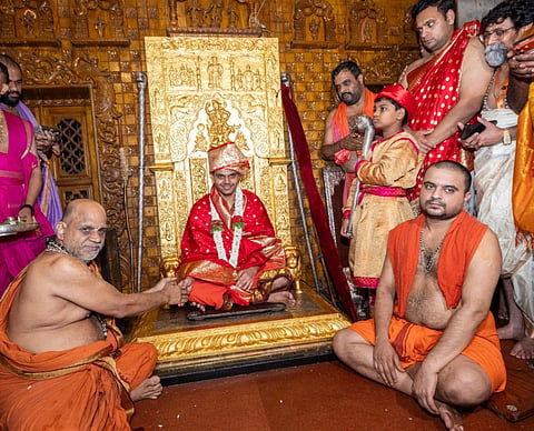  ಪುತ್ತಿಗೆ ಶ್ರೀಪಾದರು ಸರ್ವಜ್ಞಪಿಠದಲ್ಲಿ ಶೀರೂರು ಶ್ರೀಗಳನ್ನು ಕುಳ್ಳಿರಿಸಿ ಆಶೀರ್ವದಿಸಿದರು.  