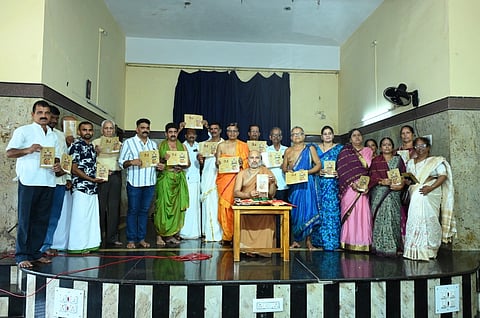  ಅದಮಾರು ಕಿರಿಯ ಮಠಾಧೀಶ ಶ್ರೀ ಈಶಪ್ರಿಯತೀರ್ಥ ಶ್ರೀಪಾದರು ಸೇವಾಪತ್ರ ಅನಾವರಣಗೊಳಿಸಿದರು. 