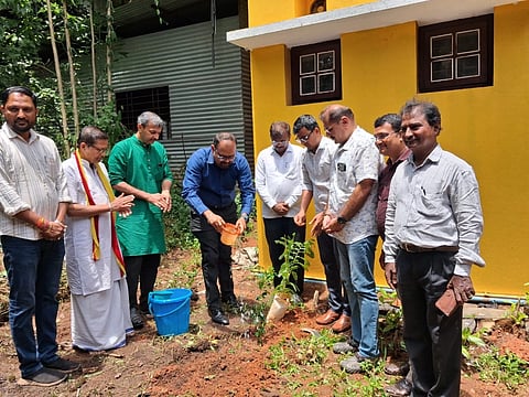 ಪತ್ರಿಕಾ ಭವನದಲ್ಲಿ ಕಾರ್ಕಳ ಕುದುರೆಮುಖ ವನ್ಯಜಿವಿ ವಿಭಾಗದ ಉಪ ಅರಣ್ಯ ಸಂರಕ್ಷಣಾಧಿಕಾರಿ ಸಿವರಾಮ್​ ಬಾಬು ಗಿಡ ನೆಡುವ ಮೂಲಕ ವಿಶ್ವ ಪರಿಸರ ದಿನಾಚರಣೆಗೆ ಚಾಲನೆ ನೀಡಿದರು. 