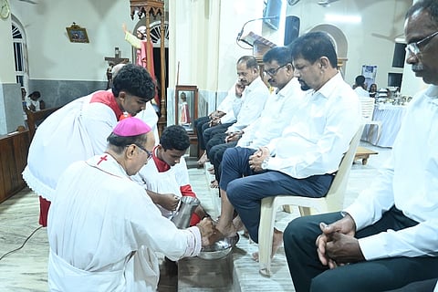  ಡಾ.ಜೆರಾಲ್ಡ್ ಐಸಾಕ್ ಲೋಬೊ ಪಾದಗಳನ್ನು ತೊಳೆದರು.