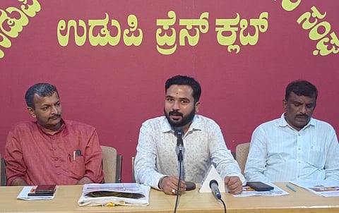ಸಂವಾದ ಕಾರ್ಯಕ್ರಮದಲ್ಲಿ  ಪೌರಾಯುಕ್ತ ಮಹಂತೇಶ್​ ಹಂಗರಗಿ ಮಾತನಾಡಿದರು. 