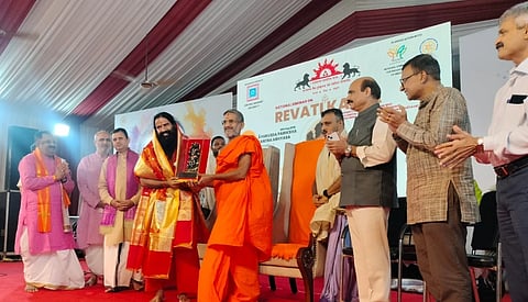 ನವದೆಹಲಿ ವೇದವ್ಯಾಸ ಗುರುಕುಲದಲ್ಲಿ ರೇವತಿ ಕಲ್ಪ ರಾಷ್ಟ್ರೀಯ ವಿಚಾರ ಸಂಕಿರಣ  ಸಮಾರೋಪ ಸಮಾರಂಭದಲ್ಲಿಯೋಗ ಗುರು ಬಾಬಾ ರಾಮ್​ ದೇವ್​ ಅವರನ್ನು ಸನ್ಮಾನಿಸಲಾಯಿತು. 