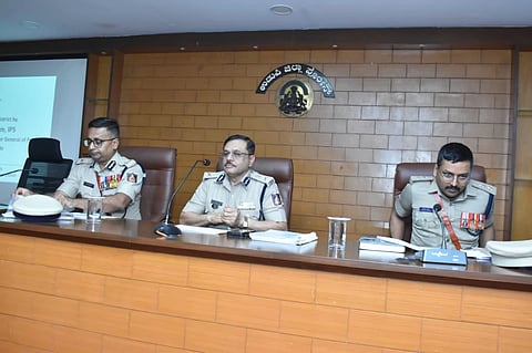 ಅಧಿಕಾರಿಗಳ ಸಭೆಯಲ್ಲಿ ಪೊಲೀಸ್​ ಮಹಾನಿರೀಕ್ಷಕ ಹಾಗೂ ಮಹಾನಿರ್ದೇಶಕ ಡಾ. ಎಂ.ಎ.ಸಲೀಂ  ಮಾತನಾಡಿದರು. 