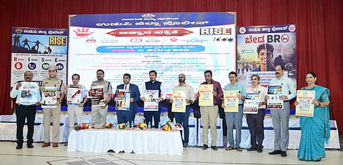 ಜಿಲ್ಲಾಮಟ್ಟದ ಕಾಲೇಜು ಮಾದಕ ವ್ಯಸನ ವಿರೋಧಿ ಮತ್ತು ಜಾಗೃತಿ ಸಮಿತಿ ಸದಸ್ಯರ ಕಾರ್ಯಗಾರದಲ್ಲಿ ಅಪರ ಜಿಲ್ಲಾಧಿಕಾರಿ ಅಬೀದ್​ ಗದ್ಯಾಳ ಜಾಗೃತಿ ಫಲಕ ಬಿಡುಗಡೆಗೊಳಿಸಿದರು.