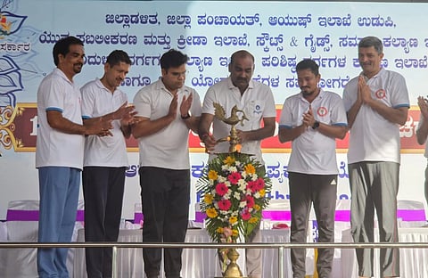 ಶಾಸಕ ಯಶ್​ ಪಾಲ್​ ಸುವರ್ಣ ಅಂತಾರಾಷ್ಟ್ರೀಯ ಯೋಗ ದಿನಾಚರಣೆ ಉದ್ಘಾಟಿಸಿದರು.  