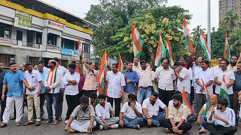 ಜಿಲ್ಲಾ ಕಾಂಗ್ರೆಸ್​ ಸಮಿತಿ ವತಿಯಿಂದ ಬ್ರಹ್ಮಗಿರಿ ವೃತ್ತದಲ್ಲಿ ಪ್ರತಿಭಟನೆ ನಡೆಯಿತು.