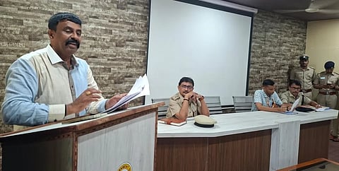  ಅಬಕಾರಿ ಡೆಪ್ಯೂಟಿ ಕಮಿಷನರ್​ ಟಿ.ಎಂ. ಶ್ರೀನಿವಾಸ್​ ಕಾರ್ಯಾಗಾರದಲ್ಲಿ ಮಾತನಾಡಿದರು. 