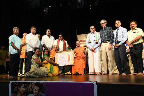 ಬೆಂಗಳೂರಿನ ಯಕ್ಷ ಕಲಾ ಅಕಾಡೆಮಿ ಸಂಸ್ಥೆಗೆ  1 ಲಕ್ಷ ರೂ. ಮೊತ್ತದ ಶ್ರೀ ವಿಶ್ವೇಶತೀರ್ಥ ಪ್ರಶಸ್ತಿಯನ್ನು ಪ್ರದಾನ ಮಾಡಲಾಯಿತು. 