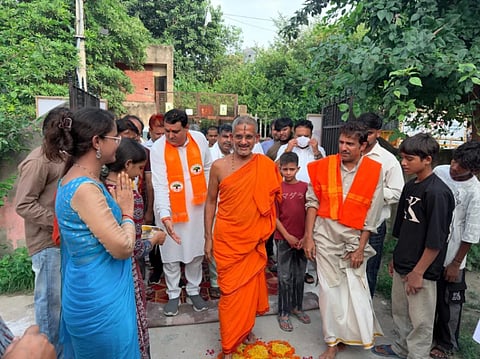 ಪೇಜಾವರ ಮಠದ ಶ್ರೀ ವಿಶ್ವಪ್ರನ್ನ ತೀರ್ಥ ಸ್ವಾಮೀಜಿ ನವದೆಹಲಿಯ ರೋಹಿಣಿ ಕ್ಷೇತ್ರದ ಸೆಕ್ಟರ್​ 4ರಲ್ಲಿ ದಲಿತರ ಬಡಾವಣೆಯಲ್ಲಿ ವಿವಿಧ ಮನೆಗಳಿಗೆ ಭೇಟಿ ನೀಡಿದರು. 