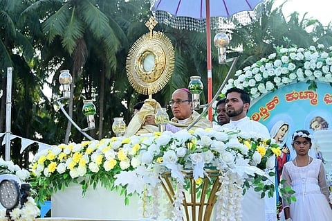 ಕಥೊಲಿಕ್​ ಧರ್ಮಪ್ರಾಂತ್ಯದ ವಾರ್ಷಿಕ ಪರಮ ಪ್ರಸಾದದ ಮೆರವಣಿಗೆ ನಡೆಯಿತು. 