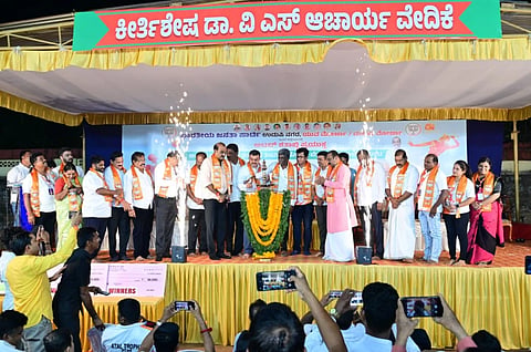 ಸಂಸದ ಕೋಟ ಶ್ರೀನಿವಾಸ ಪೂಜಾರಿ ಅಂತರ್​ ರಾಜ್ಯ ಮಟ್ಟದ ಮಹಿಳಾ ಹಾಗೂ ಪುರುಷರ ಆಹ್ವಾನಿತ ತಂಡಗಳ ವಾಲಿಬಾಲ್​ ಪಂದ್ಯಾಟ ಉದ್ಘಾಟಿಸಿದರು. 