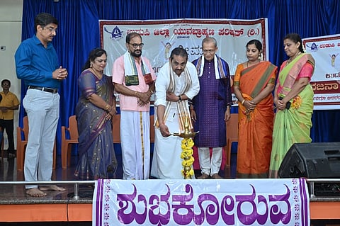  ಕರ್ಣಾಟಕ ಬ್ಯಾಂಕ್​ ಡಿಜಿಎಂ ವಾದಿರಾಜ ಭಟ್ ಭಜನಾ ಸ್ಪರ್ಧೆ ಉದ್ಘಾಟಿಸಿದರು. 