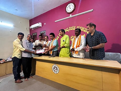 ಸಂಘದ 2026-&27ನೇ ಸಾಲಿನ ಸದಸ್ಯತ್ವ ಕಾರ್ಡ್​ಗಳನ್ನು ವಿತರಿಸಲಾಯಿತು.