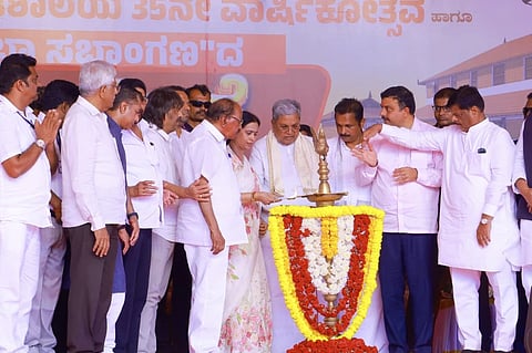  ಮುಖ್ಯಮಂತ್ರಿ ಸಿದ್ದರಾಮಯ್ಯ ಕಿಸಾನ್​ ಸಭಾ ಸಭಾಂಗಣ ಉದ್ಘಾಟಿಸಿದರು. 