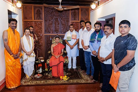 ಬಿಜೆಪಿ ರಾಷ್ಟ್ರೀಯ ಉಪಾಧ್ಯಕ್ಷ ಹಾಗೂ ರಾಜ್ಯಸಭಾ ಸದಸ್ಯ ಪ್ರೊ.ನಾಗರಾಜ್​ ಕೃಷ್ಣಮಠಕ್ಕೆ ಭೇಟಿ ನೀಡಿ ದೇವರ ದರ್ಶನ ಮಾಡಿದರು. ಬಳಿಕ ಪರ್ಯಾಯ ಶೀರೂರು ಮಠದ ಶ್ರೀ ವೇದವರ್ಧನ ತೀರ್ಥ ಶ್ರೀಪಾದರಿಂದ ಫಲ ಮಂತ್ರಾಕ್ಷತೆ ಪಡೆದುಕೊಂಡರು. 
