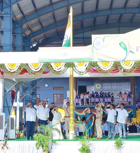 ಲಕ್ಷ್ಮಿಹೆಬ್ಬಾಳಕರ್​ ಗಣರಾಜ್ಯೋತ್ಸವ ಧ್ವಜಾರೋಹಣ ನೆರವೇರಿಸಿದರು.
