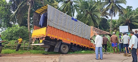 ಪೆರಂಪಳ್ಳಿ ಮೀನು ಮಾರುಕಟ್ಟೆ ಸಮೀಪ ಈಚರ್ ಲಾರಿ ಅಪಘಾತ.