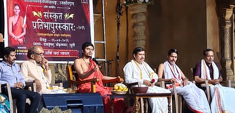 ಸಂಸ್ಕೃತ ವಿದ್ಯಾರ್ಥಿ ಪುರಸ್ಕಾರ ಕಾರ್ಯಕ್ರಮದಲ್ಲಿ ಪರ್ಯಾಯ ಶೀರೂರು ಮಠಾಧೀಶ ಶ್ರೀ ವೇದವರ್ಧನತೀರ್ಥ ಶ್ರೀಪಾದರು ಮಾತನಾಡಿದರು. 
