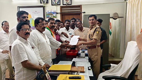 ಬಿಜೆಪಿ ಒಬಿಸಿ ಮೋರ್ಚಾ ವತಿಯಿಂದ ನೀಡಿದ ದೂರಿನ ಪ್ರತಿಯನ್ನು  ಹೆಚ್ಚುವರಿ ಜಿಲ್ಲಾ ಪೊಲೀಸ್​ ವರಿಷ್ಠಾಧಿಕಾರಿ ಸುಧಾಕರ ನಾಯ್ಕ ಸ್ವೀಕರಿಸಿದರು. 