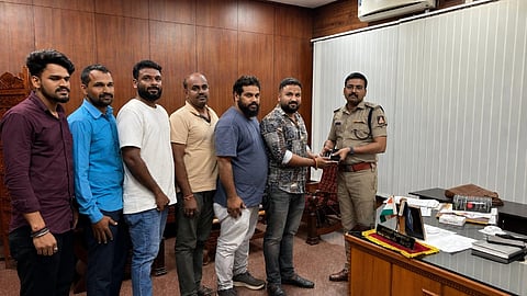  ಮೊಬೈಲ್​ ಫೋನ್​ಗಳನ್ನು ಉಡುಪಿ ಜಿಲ್ಲಾ ಮೊಬೈಲ್​ ರಿಟೈರ್ಲಸ್​ ಅಸೋಸಿಯೇಶನ್​ ಪದಾಧಿಕಾರಿಗಳು ಜಿಲ್ಲಾ ಪೊಲೀಸ್​ ಅಧೀಕ್ಷಕ ಹರಿರಾಂ ಶಂಕರ್​ ಅವರಿಗೆ ಹಸ್ತಾಂತರಿಸಿದ್ದಾರೆ.