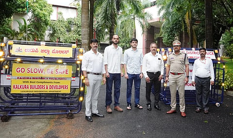  ಮರುನವೀಕರಣಗೊಳಿಸಿದ ಬ್ಯಾರಿಕೇಡ್​ಗಳನ್ನು ಪೊಲೀಸ್​ ಅಧೀಕ್ಷಕ ಹರಿರಾಮ್​ ಶಂಕರ್​ ಅವರಿಗೆ ಹಸ್ತಾಂತರಿಸಲಾಯಿತು. 