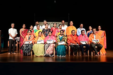 ಶೇ. 100 ಫಲಿತಾಂಶ ದಾಖಲಿಸಿದ ಶಾಲಾ ಕಾಲೇಜುಗಳಿಗೆ ನಗದು ಪುರಸ್ಕಾರ ನೀಡಿ ಗೌರವಿಸಲಾಯಿತು.