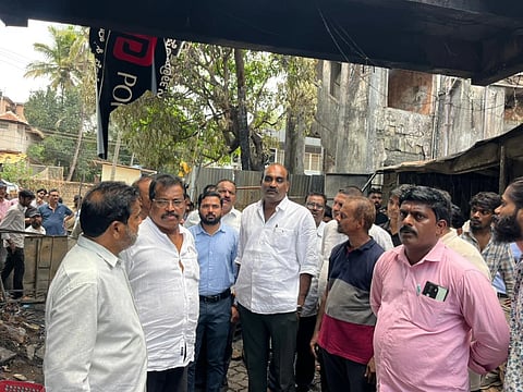ಸಿಟಿ ಬಸ್​ ನಿಲ್ದಾಣ ಬಳಿ ಭಾನುವಾರ ಸಂಭವಿಸಿದ ಅಗ್ನಿ ದುರಂತ ಸ್ಥಳಕ್ಕೆ ಶಾಸಕ ಯಶ್ಪಾಲ್​ ಸುವರ್ಣ ಭೇಟಿ ನೀಡಿದರು. 