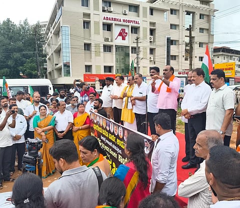 ಪ್ರತಿಭಟನೆಯಲ್ಲಿ ಶಾಸಕ ಯಶ್ಪಾಲ್​ ಸುವರ್ಣ ಮಾತನಾಡಿದರು.