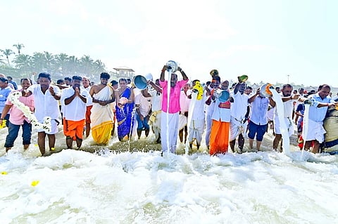 ಮಲ್ಪೆ ಕಡಲತೀರದಲ್ಲಿ ಶ್ರಾವಣ ಹುಣ್ಣಿಮೆ ಅಂಗವಾಗಿ ಶುಕ್ರವಾರ ಸಮುದ್ರ ಪೂಜೆ ನೆರವೇರಿಸಲಾಯಿತು.