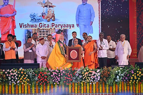 ಕೃಷ್ಣಮಠದಲ್ಲಿ ಪುತ್ತಿಗೆ ಮಠದ ಆಶ್ರಯದಲ್ಲಿ ನಡೆದ ಲಕ್ಷ ಕಂಠ ಗೀತಾ ಪಾರಾಯಣ ಕಾರ್ಯಕ್ರಮದಲ್ಲಿ ಪ್ರಧಾನಿ ನರೇಂದ್ರ ಮೋದಿ ಅವರನ್ನು ಪರ್ಯಾಯ ಪುತ್ತಿಗೆ ಶ್ರೀಗಳು ಸನ್ಮಾನಿಸಿದರು. 