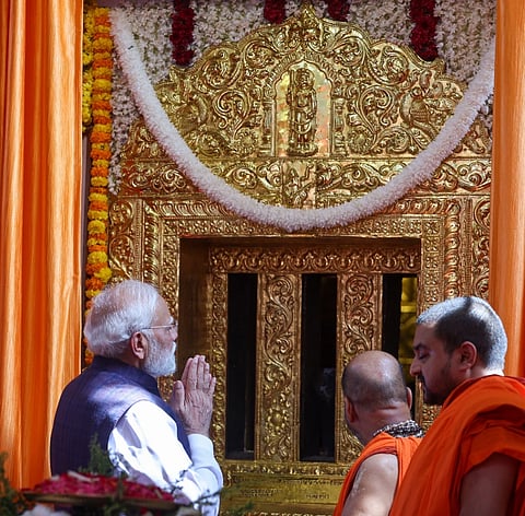 ಕನಕನ ಕಿಂಡಿಗೆ ಅಳವಡಿಸಿದ ಸುವರ್ಣ ಕವಚವನ್ನು ನರೇಂದ್ರ ಮೋದಿ ಉದ್ಘಾಟಿಸಿದರು.