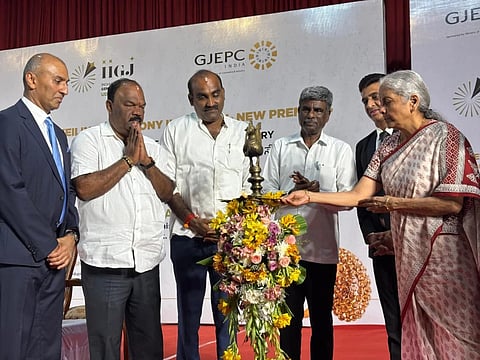 ಹಣಕಾಸು ಸಚಿವೆ ನಿರ್ಮಲಾ ಸೀತಾರಾಮನ್ ಭಾರತೀಯ ರತ್ನ ಮತ್ತು ಆಭರಣ ಸಂಸ್ಥೆ (ಐಐಜಿಜೆ)  ಶ್ರೇಷ್ಠತಾ ಕೇಂದ್ರ ಉದ್ಘಾಟಿಸಿದರು. 