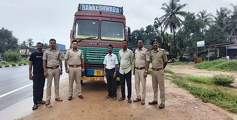 ಕೇರಳಕ್ಕೆ ಸಾಗಿಸುತ್ತಿದ್ದ ಲಾರಿಯನ್ನು ಆಹಾರ ಇಲಾಖೆ ಅಧಿಕಾರಿಗಳು ಹಾಗೂ ಕೋಟ ಪೊಲೀಸರು ವಶಕ್ಕೆ ಪಡೆದಿದ್ದಾರೆ.