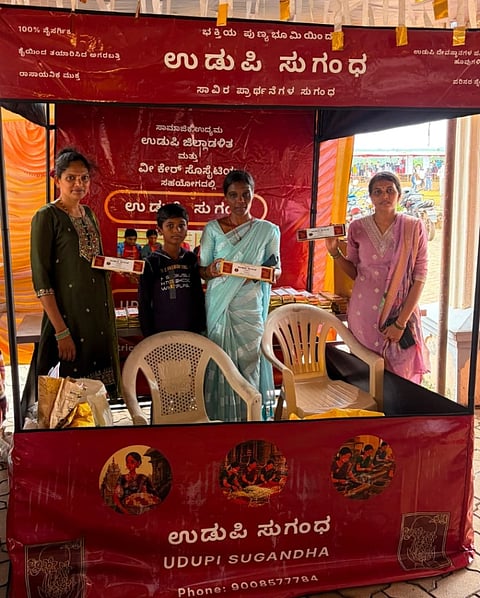 ಕಿರಿಮಂಜೇಶ್ವರದ ಸಂಜೀವಿನಿ ಒಕ್ಕೂಟದ ಗ್ರಾಮೀಣ ಮಹಿಳೆಯರಿಗೆ ತಯಾರಿಸಿದ ಉಡುಪಿ ಸುಗಂಧ ಅಗರಬತ್ತಿ.
