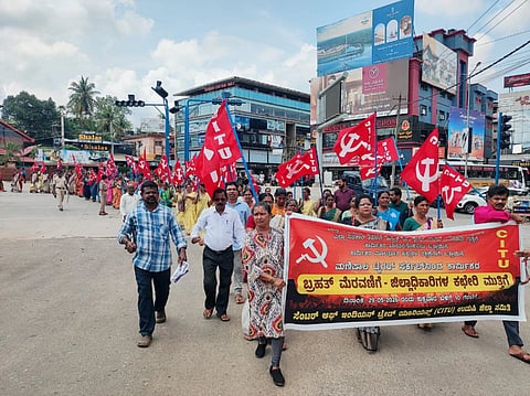 ಮಣಿಪಾಲದ ಟೈಗರ್​ ಸರ್ಕಲ್​ನಿಂದ ನೂರಾರು ಕಾರ್ಮಿಕರು ಮೆರವಣಿಗೆ  ಮೂಲಕ ತೆರಳಿ ಮಣಿಪಾಲದ ಜಿಲ್ಲಾಧಿಕಾರಿ ಕಚೇರಿ ಮುಂಭಾಗ ಪ್ರತಿಭಟನೆ ನಡೆಸಿದರು. 