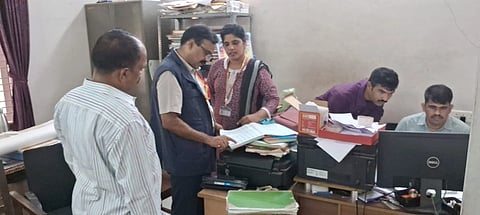 ಲೋಕಾಯುಕ್ತ ಪೊಲೀಸರು ಆದಿಉಡುಪಿಯಲ್ಲಿರುವ ನಗರಾಭಿವೃದ್ಧಿ ಪ್ರಾಧಿಕಾರ ಕಚೇರಿಯಲ್ಲಿ ಕಡತಗಳ ಪರಿಶೀಲನೆ ನಡೆಸಿದ್ದಾರೆ