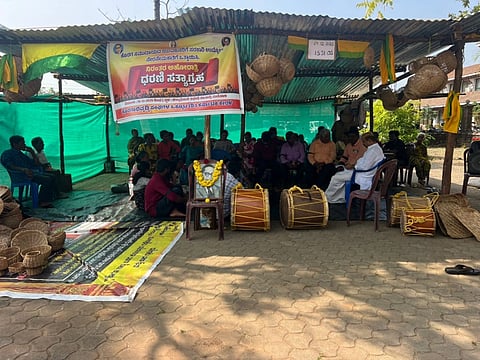 ಕೊರಗ ಅಭಿವೃದ್ಧಿ ಸಂಘಗಳ ಒಕ್ಕೂಟ ವತಿಯಿಂದ ಜಿಲ್ಲಾಧಿಕಾರಿ ಕಚೇರಿ ಬಳಿ ಪ್ರತಿಭಟನೆ 