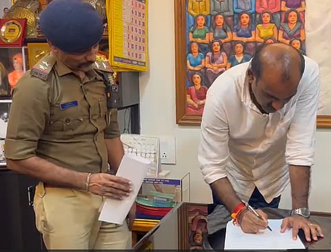 ಶಾಸಕ ಯಶ್ಪಾಲ್​ ಸುವರ್ಣ ಗೃಹಕಚೇರಿಗೆ ತೆರಳಿದ ಪೊಲೀಸ್​ ನಿರೀಕ್ಷಕರು ನೋಟಿಸ್​ ನೀಡಿ ಸಹಿ ಪಡೆದುಕೊಂಡಿದ್ದಾರೆ. 