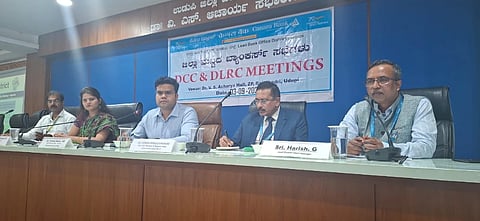  ಜಿಲ್ಲಾ ಲೀಡ್​ ಬ್ಯಾಂಕ್​ ಪ್ರಗತಿ ಪರಿಶೀಲನಾ ಸಭೆಯ ಅಧ್ಯಕ್ಷತೆ ವಹಿಸಿ  ಜಿಲ್ಲಾ ಪಂಚಾಯಿತಿ ಮುಖ್ಯ ಕಾರ್ಯ ನಿರ್ವಹಣಾಧಿಕಾರಿ ಪ್ರತಿಕ್​ ಬಾಯಲ್​  ಮಾತನಾಡಿದರು. 