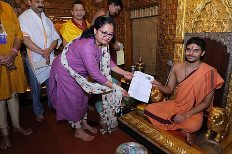 ಜಿಲ್ಲಾಧಿಕಾರಿ  ಸ್ವರೂಪ  ಉಡುಪಿ ಕೃಷ್ಣ ಮಠಕ್ಕೆ ತೆರಳಿ ಪರ್ಯಾಯ ಶ್ರೀ ವೇದವರ್ಧನ ತೀರ್ಥ ಶ್ರೀಪಾದರಿಗೆ ಎನುಮರೇಷನ್ ಅರ್ಜಿಯನ್ನು ನೀಡಿದರು. 