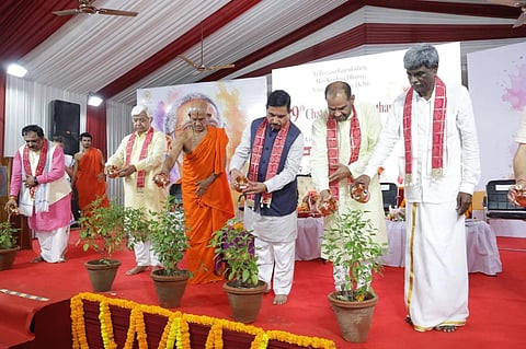 ಶ್ರೀ ವಿಶ್ವಪ್ರಸನ್ನ ತೀರ್ಥ ಶ್ರೀಪಾದರು ಹಾಗೂ ಕೇಂದ್ರ ಶಿಕ್ಷಣ ಸಚಿವ ಪ್ರಹ್ಲಾದ್​ ಜೋಶಿ  ಸಭಾಕಾರ್ಯಕ್ರಮ ಉದ್ಘಾಟಿಸಿದರು.