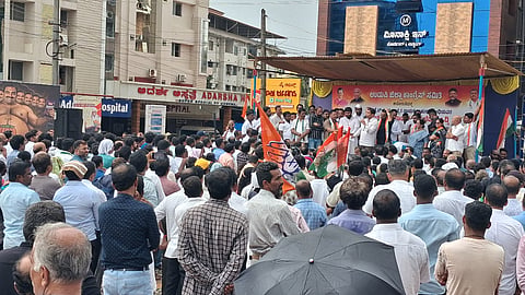  ಜಿಲ್ಲಾ ಕಾಂಗ್ರೆಸ್​ ವತಿಯಿಂದ ಹಮ್ಮಿಕೊಳ್ಳಲಾದ ಪ್ರತಿಭಟನೆಯಲ್ಲಿ ಸುಧೀರ್​ ಕುಮಾರ್​ ಮರೋಳಿ ಮಾತನಾಡಿದರು. 