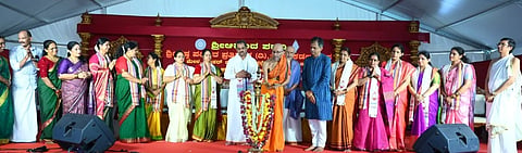 ಕೃಷ್ಣಾಪುರ ಮಠದ ಶ್ರೀವಿದ್ಯಾಸಾಗರತೀರ್ಥ ಶ್ರೀಪಾದರು ಮಾತೃ ವಂದನಾ ಕಾರ್ಯಕ್ರಮ ಉದ್ಘಾಟಿಸಿದರು.