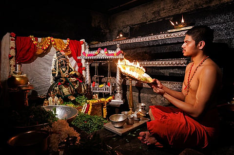 ಪರ್ಯಾಯ ಶೀರೂರು ಮಠದ ಶ್ರೀ ವೇದವರ್ಧನ ತೀರ್ಥ ಸ್ವಾಮೀಜಿ ಕೃಷ್ಣದೇವರಿಗೆ ಯಶೋದೆಕೃಷ್ಣನ ವಿಶೇಷ ಅಲಂಕಾರ ಮಾಡಿ ಮಹಾಪೂಜೆ ನೆರವೇರಿಸಿದರು.