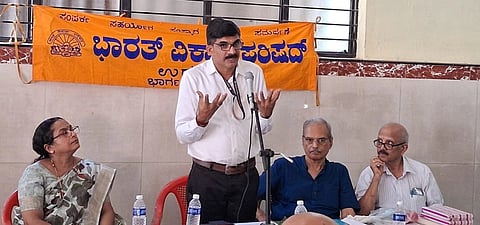 ಹೃದಯ ಆರೋಗ್ಯ ಜಾಗೃತಿ ಶಿಬಿರದಲ್ಲಿ ಕೆಎಂಸಿ ಹೃದಯನಾಳ ತಂತ್ರಜ್ಞಾನ ವಿಭಾಗದ ಮುಖ್ಯಸ್ಥ ಡಾ.ಕೃಷ್ಣಾನಂದ ನಾಯಕ್​ ಮಾತನಾಡಿದರು. 