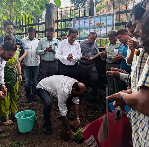 ಅಜ್ಜರಕಾಡು ಭುಜಂಗ ಪಾರ್ಕ್​ನಲ್ಲಿ ಗಿಡನೆಡುವ ಮೂಲಕ ಶಾಸಕ ಯಶ್​ಪಾಲ್​ ಸುವರ್ಣ ಸ್ವಚ್ಛ ಉಡುಪಿ - ಹಸಿರು ಉಡುಪಿ ಅಭಿಯಾನಕ್ಕೆ ಚಾಲನೆ ನೀಡಿದರು. 